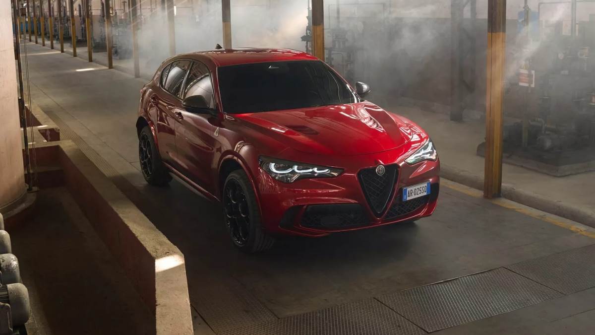 Stelvio休旅車則呈現出更為明亮開放的紅色光澤,彰顯其在高性能家族中各自鮮明的性格。(圖/愛快羅密歐提供)