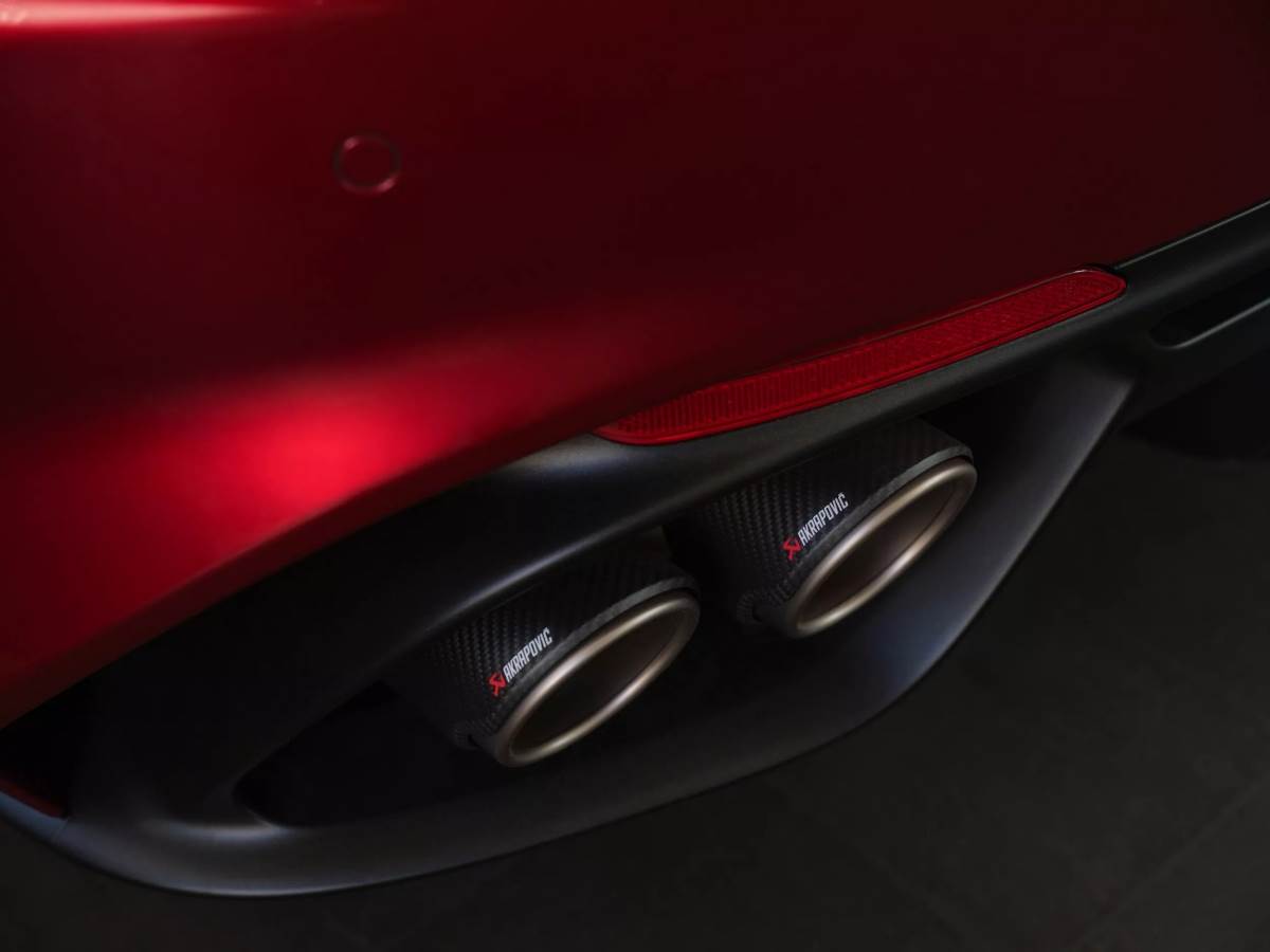 車輛擁有碳纖維飾件的Akrapovič鈦合金排氣系統,強化視覺震撼與聽覺體驗。(圖/愛快羅密歐提供)