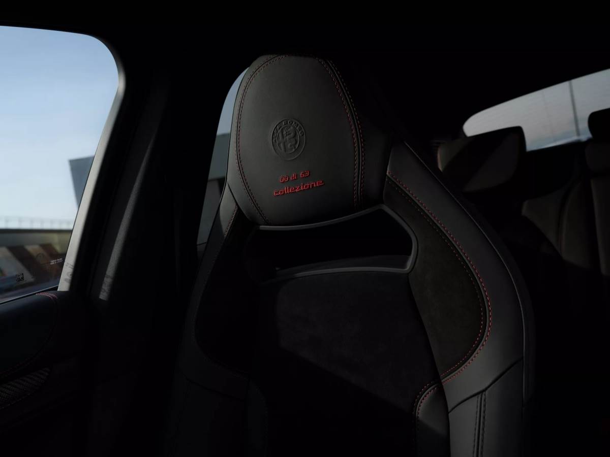 頭枕上繡有「1 di 63 Collezione」的專屬編號,彰顯其限量身份。(圖/愛快羅密歐提供)