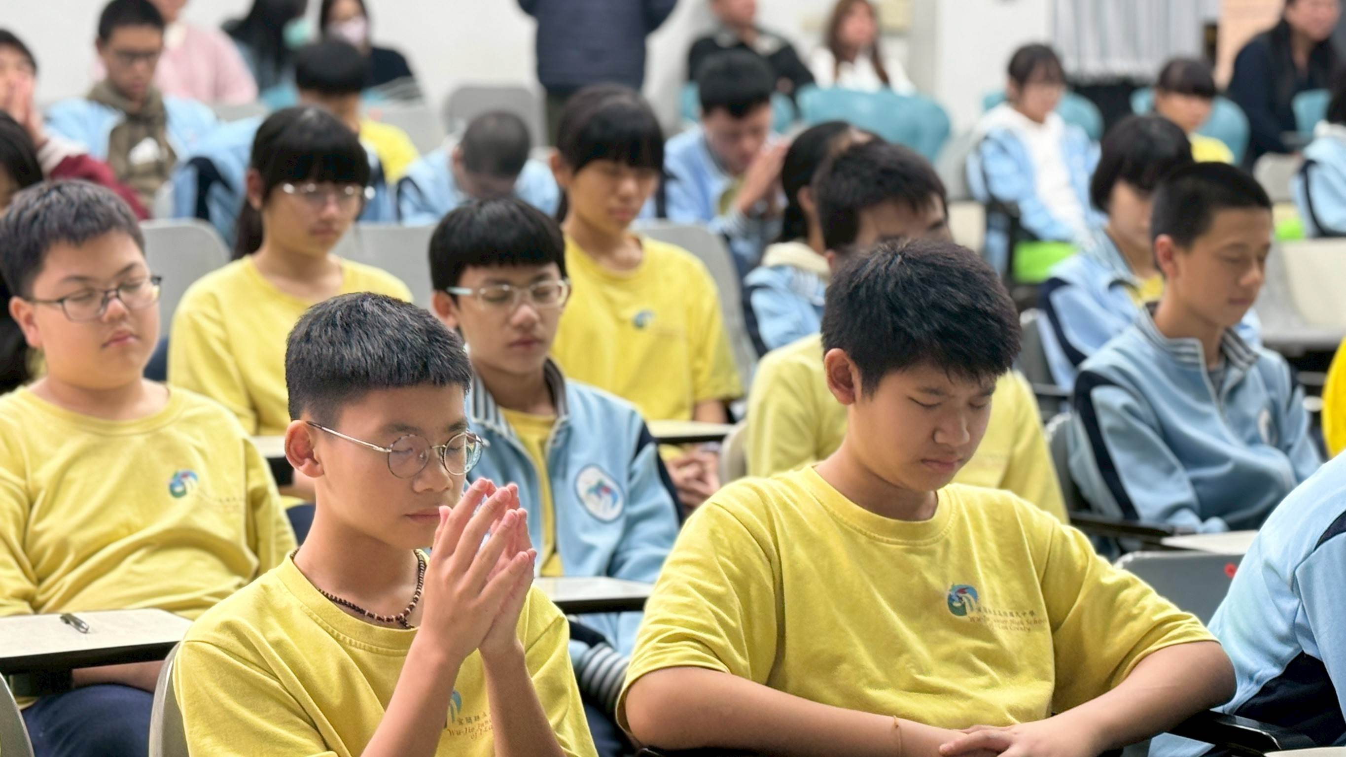 圖3講座現場安排靜心練習，學生專注體驗冥想，引導自我覺察、情緒靜定，落實五結國中推動的「寧靜心運動」