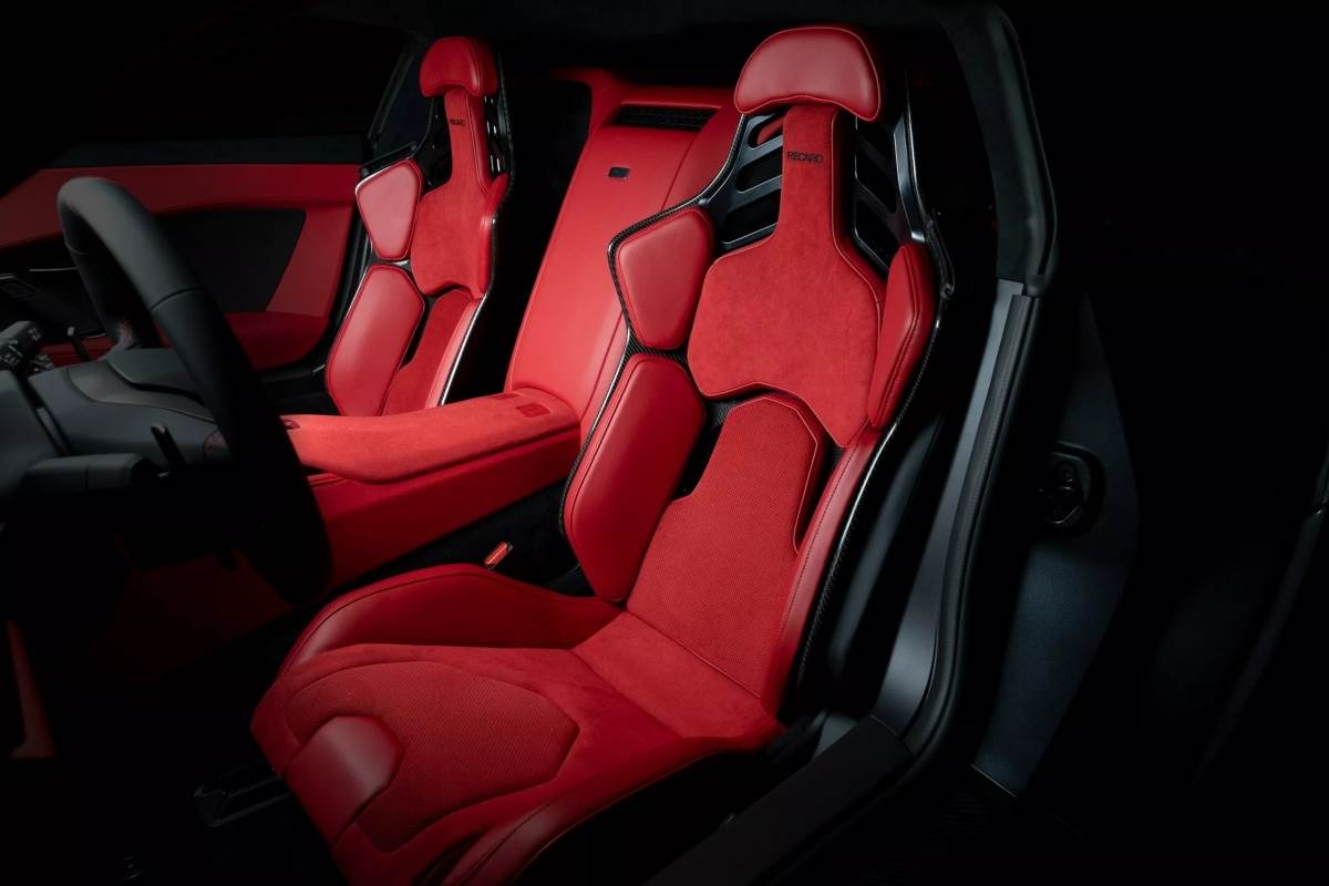 內裝用料融合高級Alcantara麂皮、真皮與金屬飾件,視覺上兼具運動性與豪華感。(圖/豐田提供)