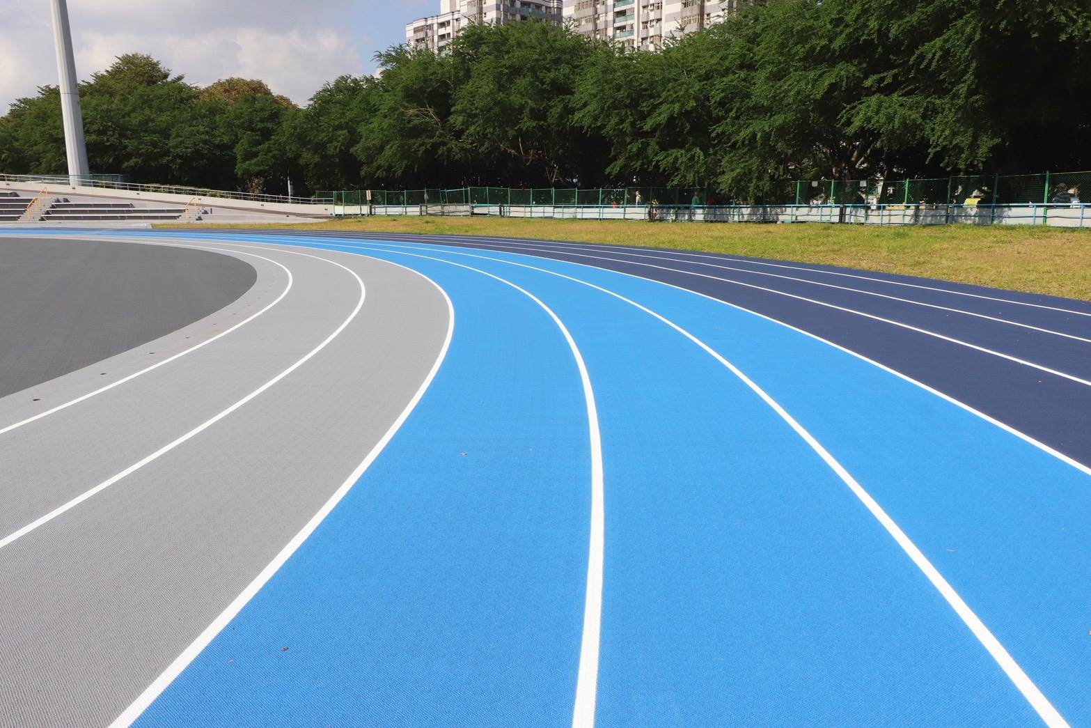 三色跑道分別代表不同配速道帶兼具美感與機能