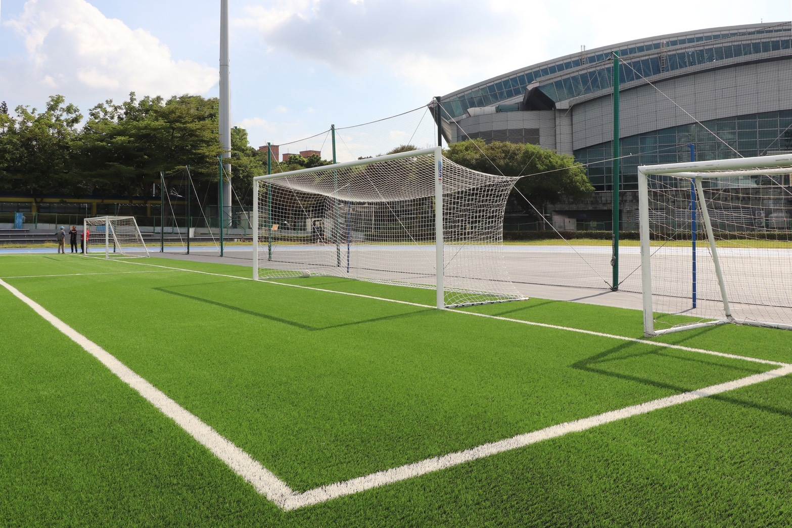 足球場人工草全面更新並新設圍網與照明系統