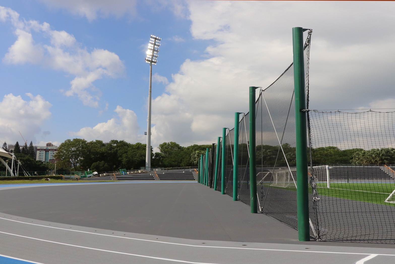 田徑場周邊設施同步升級更新後的圍網與場地配置讓訓練更安全