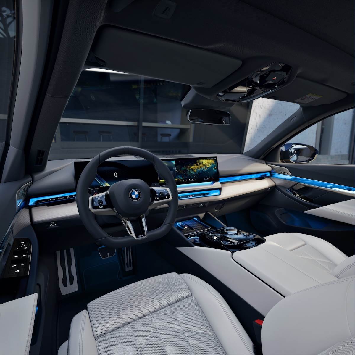 內裝520i車型升級「Bowers & Wilkins 頂級音響系統」;全車系亦全面支援全新「Disney+ 影音串流功能」。(圖/汎德提供)