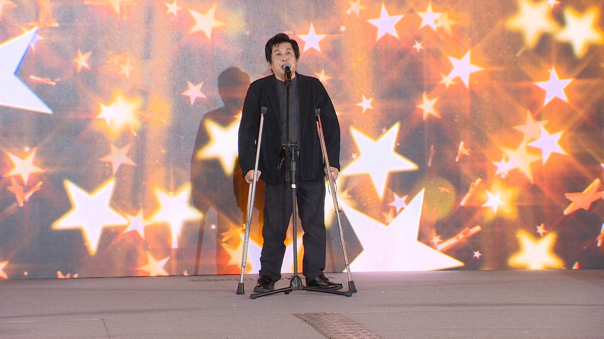 同為身障者的歌手鄭智化高唱經典歌曲，以歌聲療癒人心，為身障朋友獻聲。（圖／東森新聞）