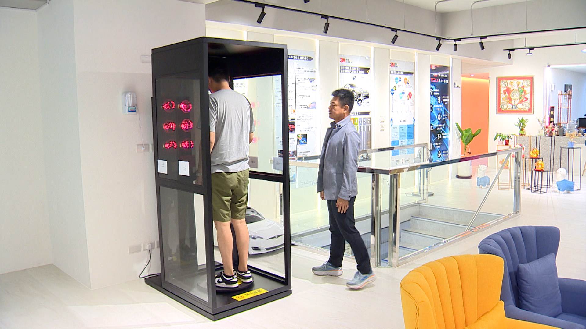 透過實際走進隔熱紙體驗設備，比較不同產品的隔熱表現，讓車主以體感方式選擇最合適的隔熱方案。（圖／東森新聞）