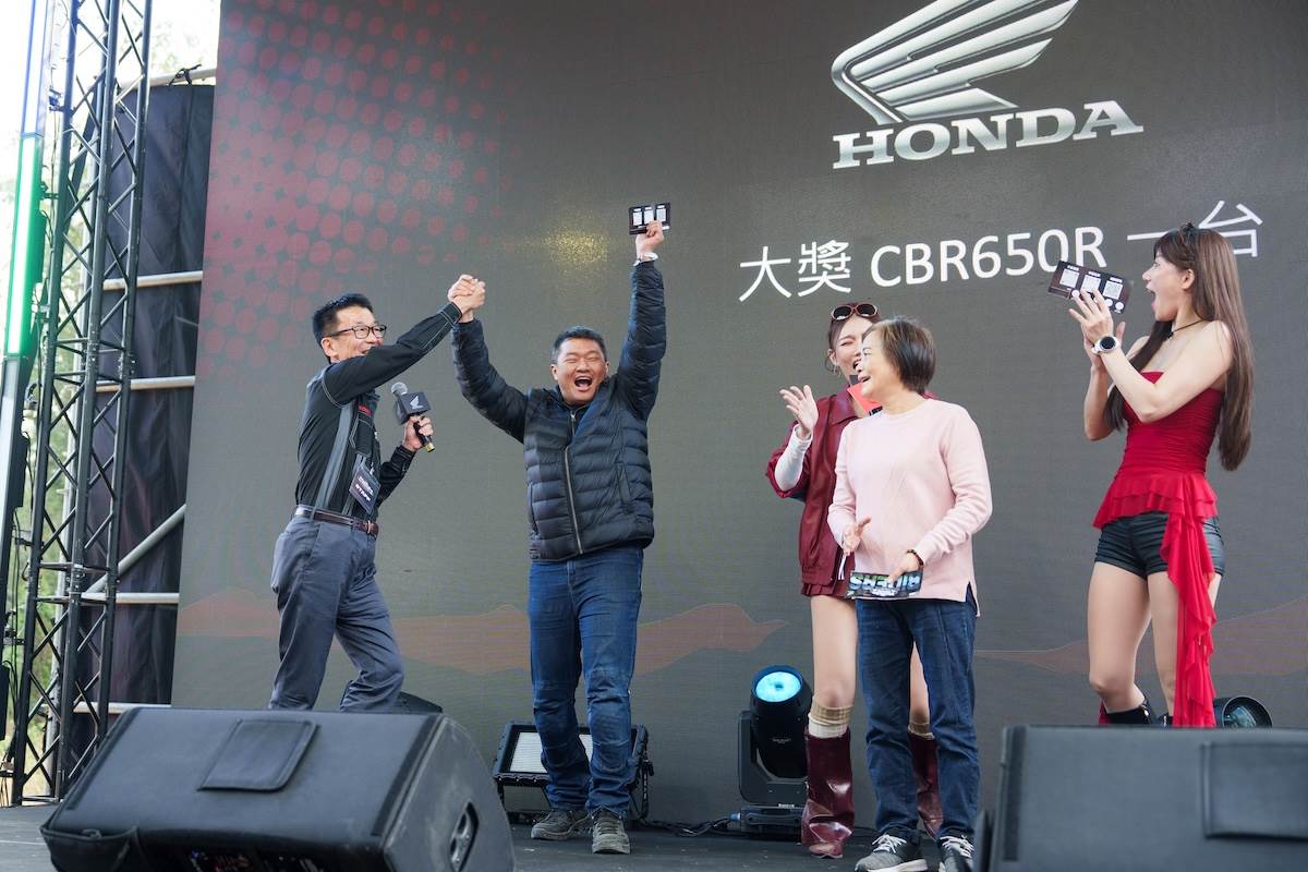 Honda Taiwan社長齊藤真親自抽出備受期待的大獎——人氣四缸機種CBR650R。(圖/Honda Taiwan提供)