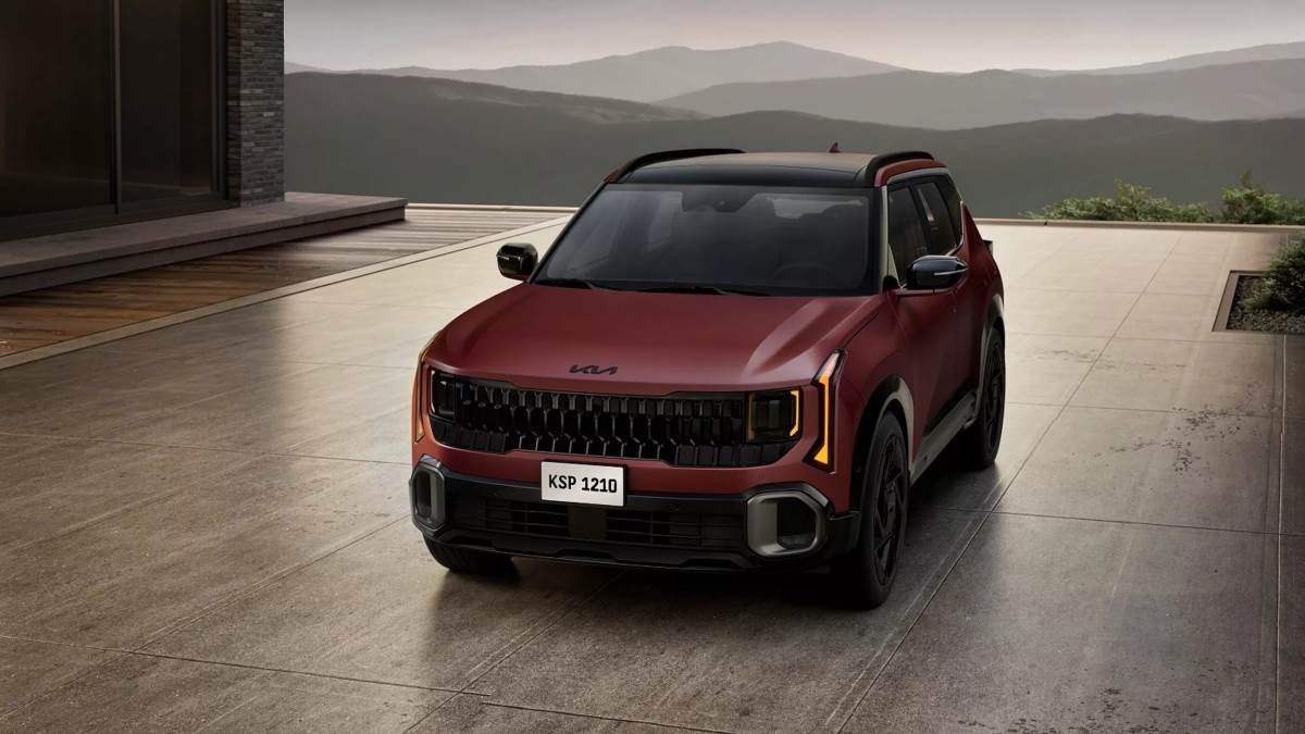 車輛採用更堅毅、更立體的車頭造型,搭配直立式格柵與垂直分離式頭燈,視覺上更具力量感。(圖/Kia提供)