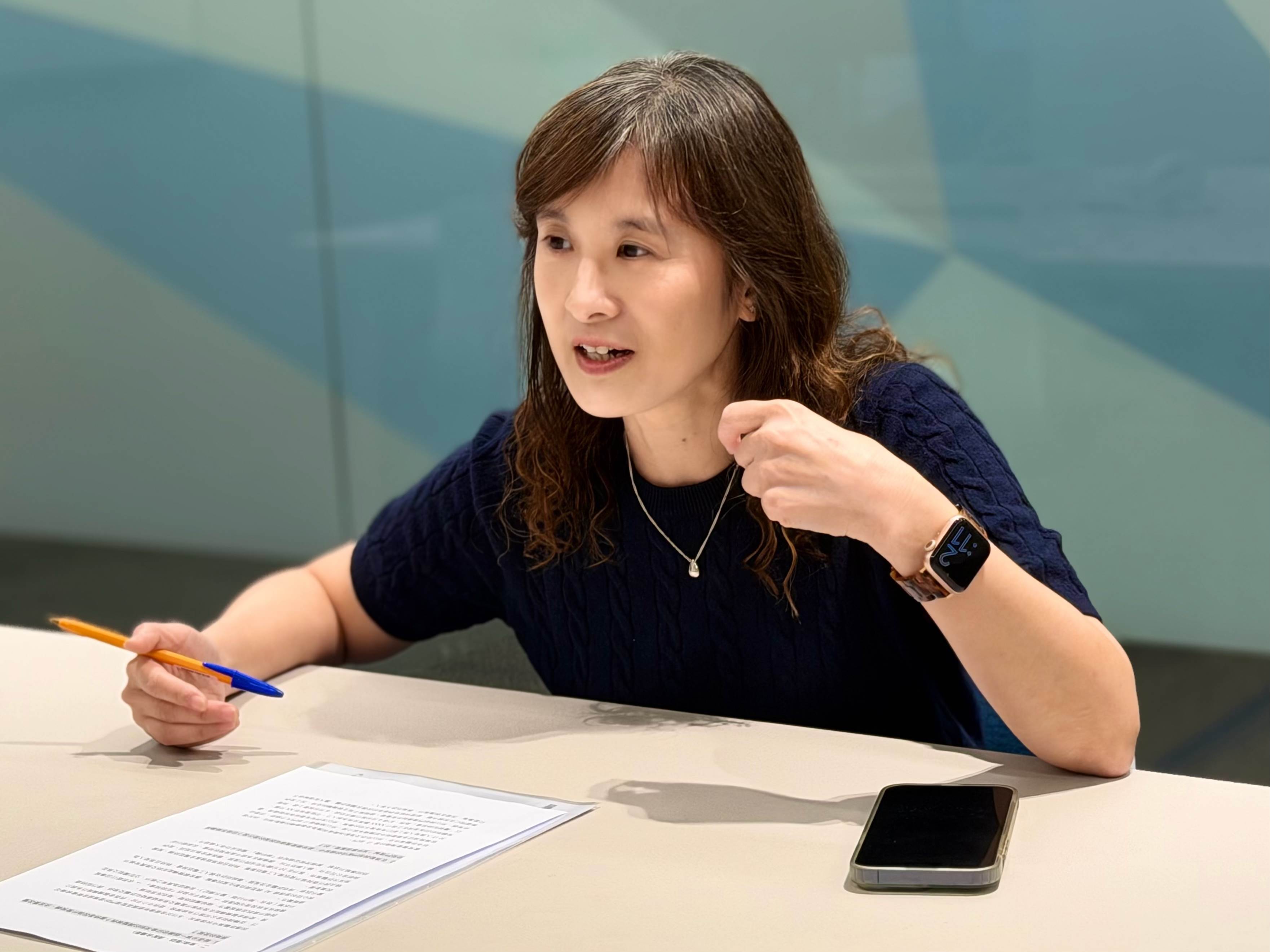 財管作業規劃科的陳靜思持續優化流程以應對日新月異的詐騙手法。（圖／東森新聞）