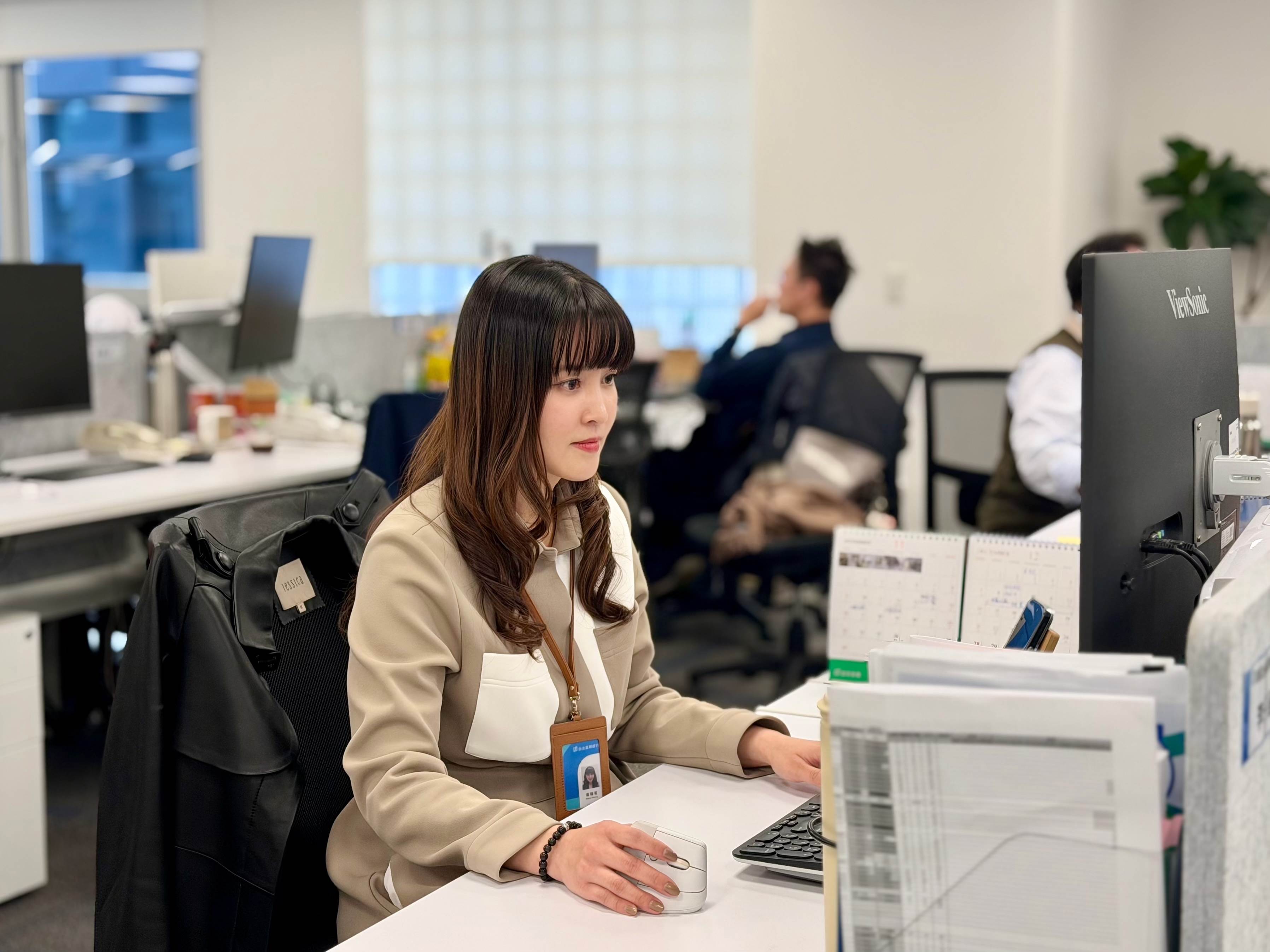 資訊專案管理科的翁瑞茗表示專案管理人員要讓開發過程保持秩序，確保進度與品質。（圖／東森新聞）