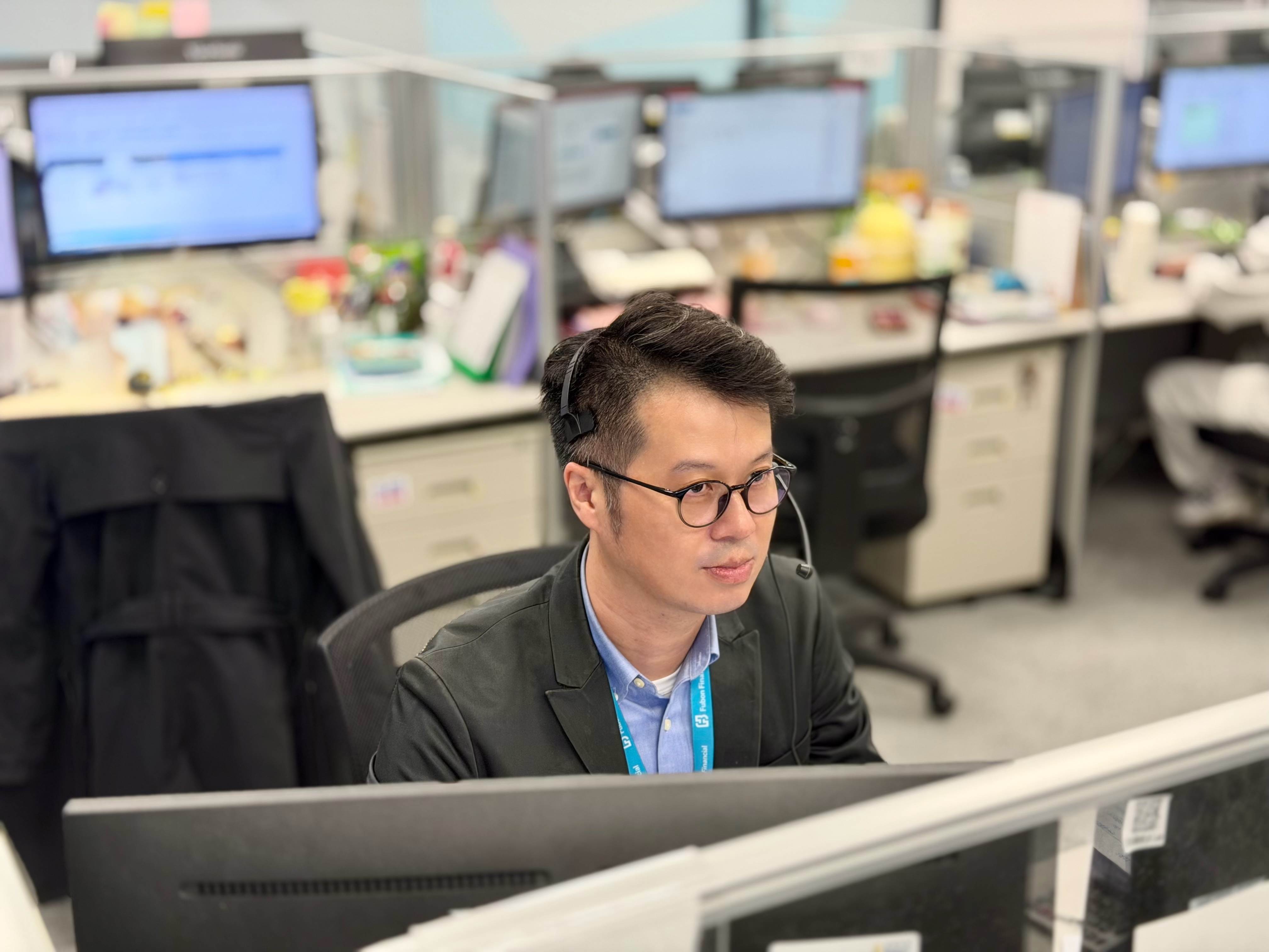 線上客戶關懷科的林政仲提到「每通電話都是新的開始」，支撐他們的是客戶一句真誠的「謝謝」。（圖／東森新聞）