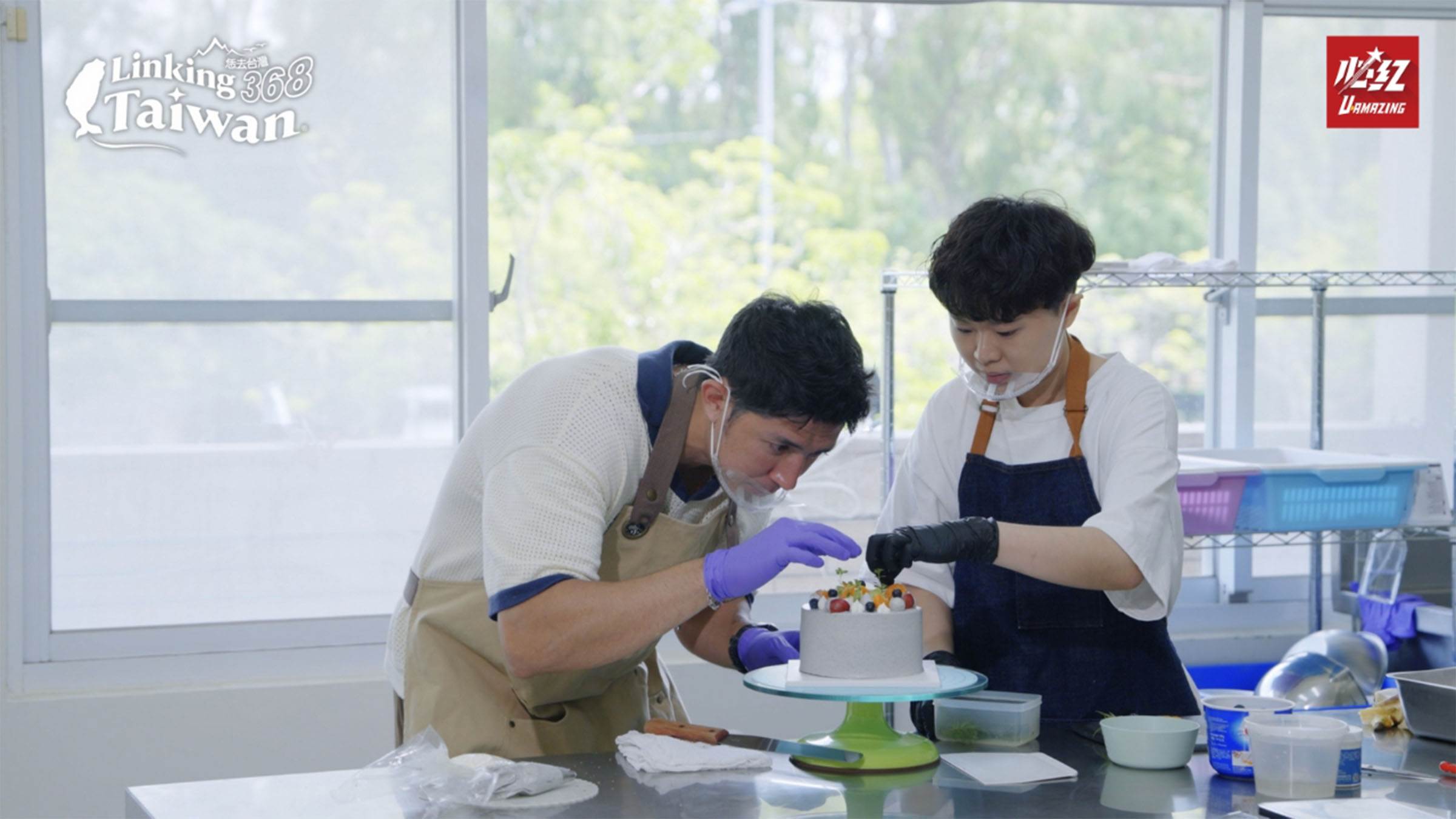 主持下舞陽走進廚房體驗甜點製作，親手組裝夾餡蛋糕並抹上香濃鮮奶油。（圖／《Linking 368 Taiwan恁去台灣》提供）