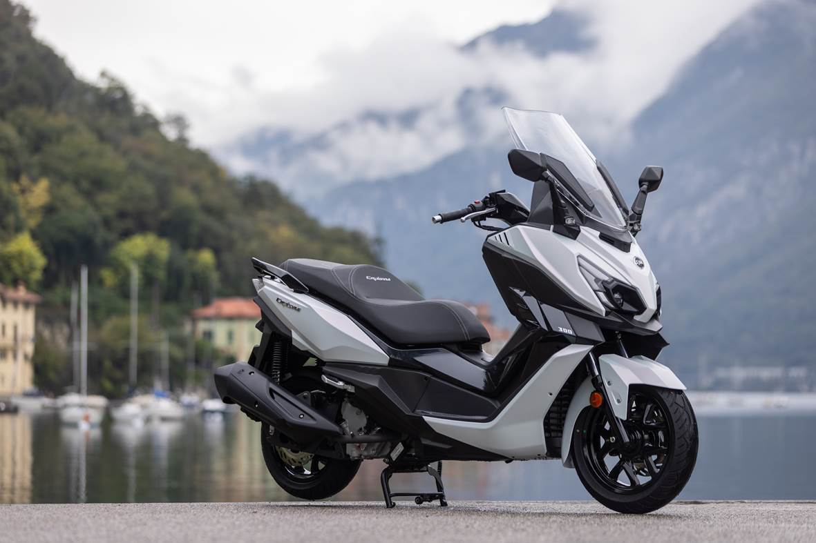 新CRUISYM採用更動感且俐落的線條語彙,整體造型流暢並具備現代感。(圖/SYM提供)