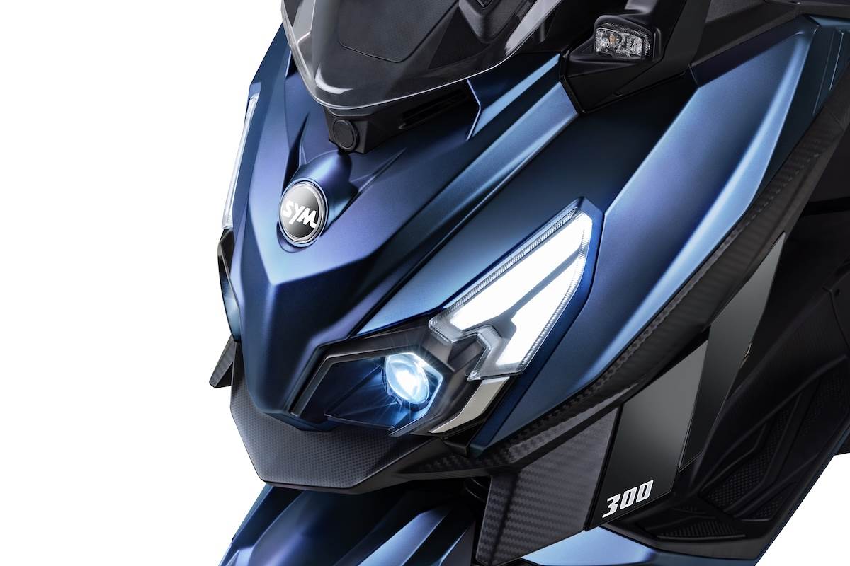 車頭導入全新升級的「LED魚眼頭燈」,強調聚光效果與照明亮度。(圖/SYM提供)