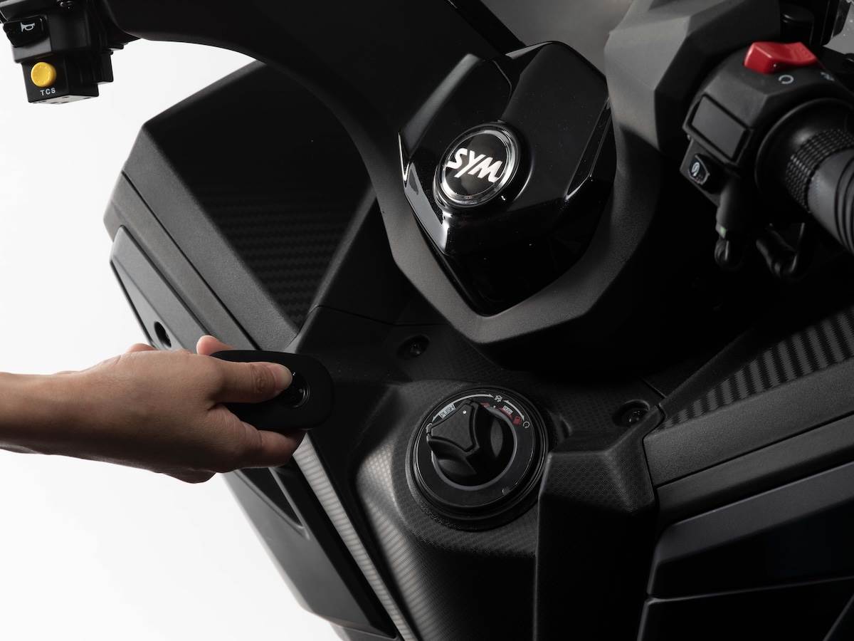 車輛標配「KEYLESS免鑰匙啟動系統」。(圖/SYM提供)