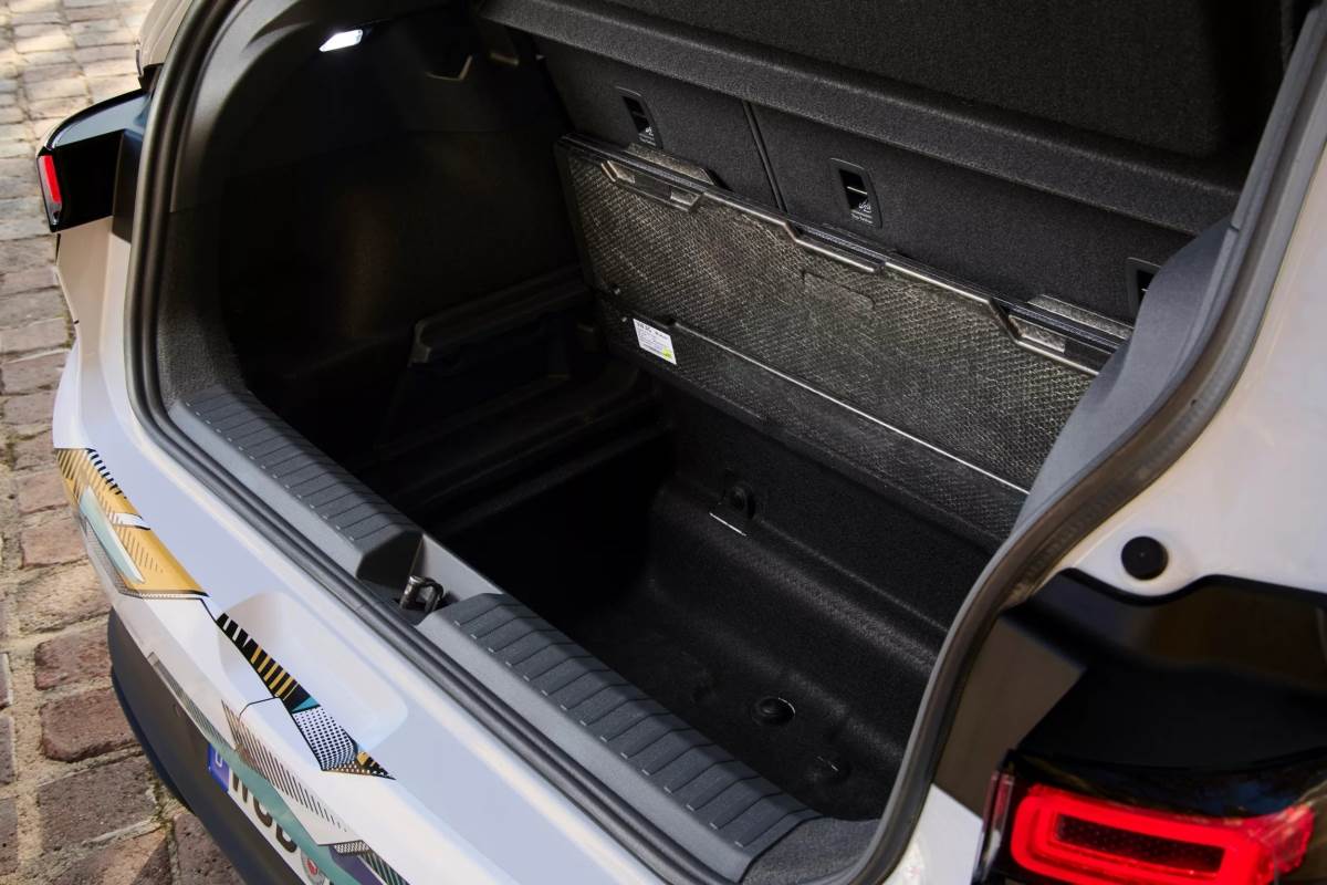 後車廂容積可達435至1,243公升,優於燃油版同級對手。(圖/福斯汽車提供)