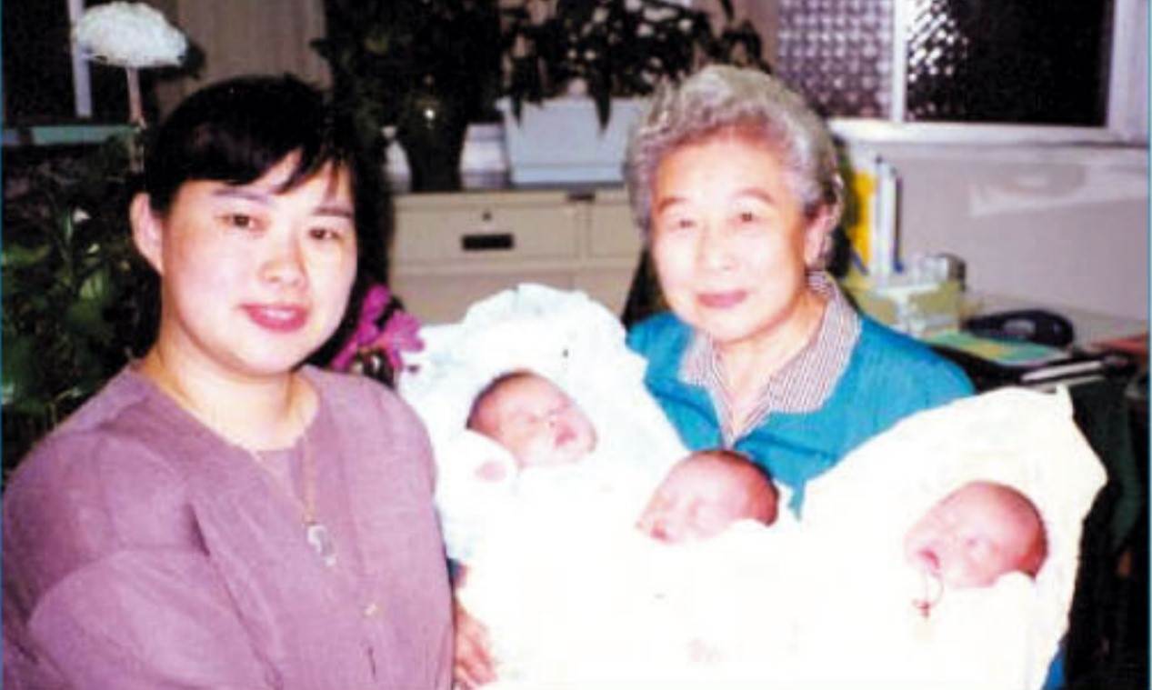 莊淑旂博士、孫女莊美如老師與曾孫三胞胎。（圖／莊淑旂博士提供）