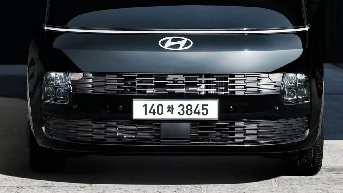 車頭的水箱護罩、頭燈組皆有變化，前衛氛圍更加提升。（圖／現代提供）