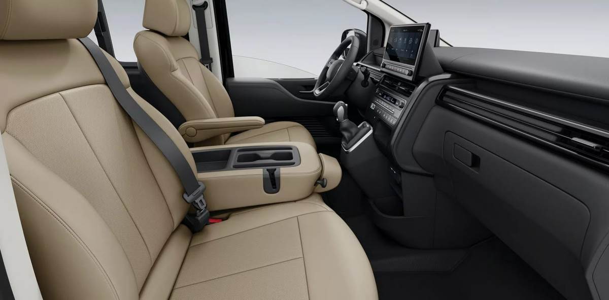 中控台重新設計後加入更多實體按鍵控制，取代原本過度依賴觸控的介面。（圖／現代提供）