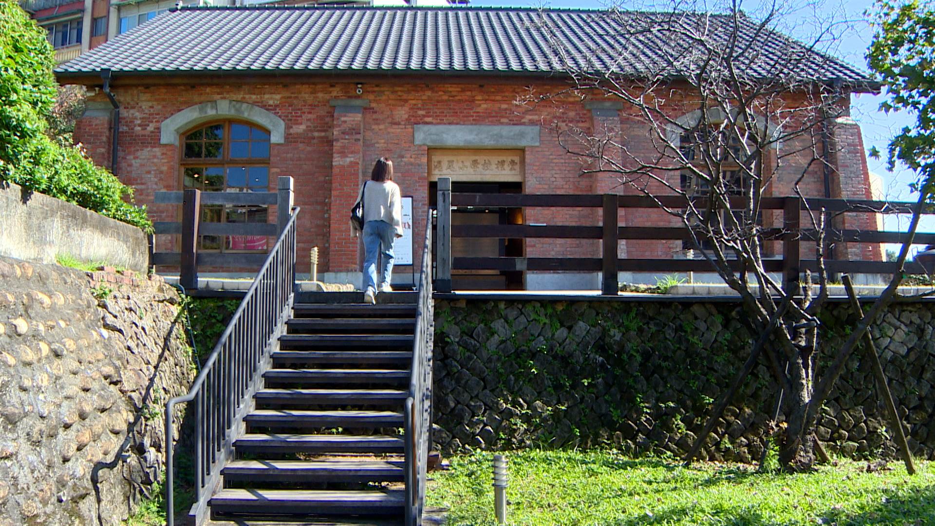 滬尾小學校禮堂於 2022 年修復完工，為典型日治時期紅磚建築，吸引不少遊客拍照打卡。（圖／東森新聞）