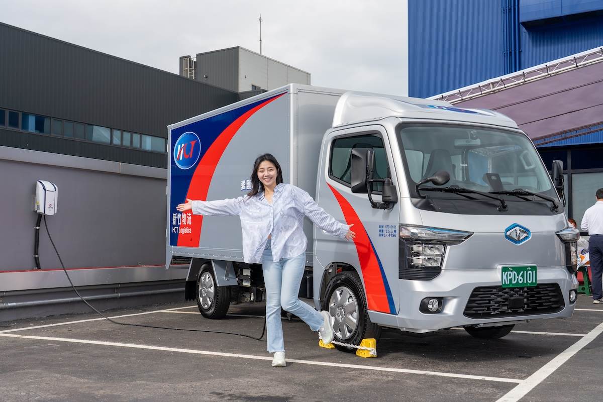 新竹物流八里國際物流轉運中心花費19億元,建置具備「光(Solar)、充(Charging)、儲(Storage)」的完整綠能物流場域。(圖/林昱丞攝影)