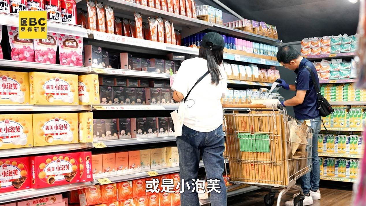 留學生最近流行一款「超搶手」的台灣伴手禮。（圖／東森新聞）