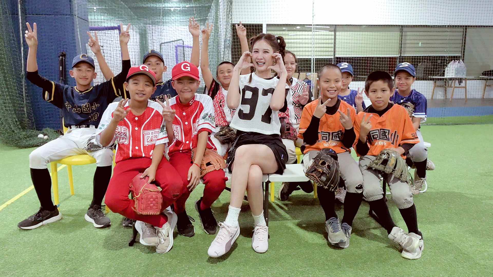 安心亞與新竹縣國小棒球隊代表合照。（圖／業者提供）