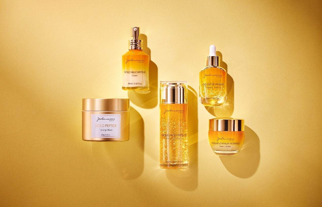 圖由左至右，黃金胜肽緊緻面膜、黃金蠟菊修護精華乳、黃金蠟菊精華化妝水、黃金蠟菊超導精華、黃金蠟菊全能乳霜。（圖／業者提供）