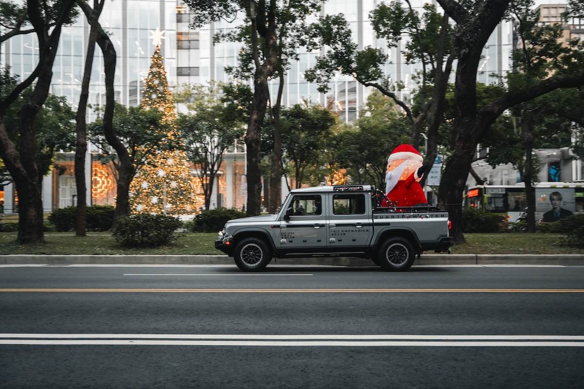 其中一輛Grenadier Quartermaster皮卡車斗乘載著巨型耶誕老人造型成為全場焦點，其童趣的紅白身影，與車輛結構感十足的英式皮卡線條形成鮮明反差。（圖／永三提供）