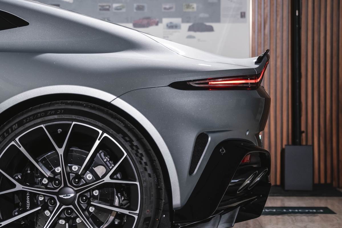 車尾新增的擾流尾翼片進一步強化辨識度，於極速狀態下可額外提供44公斤下壓力。（圖／永三提供）