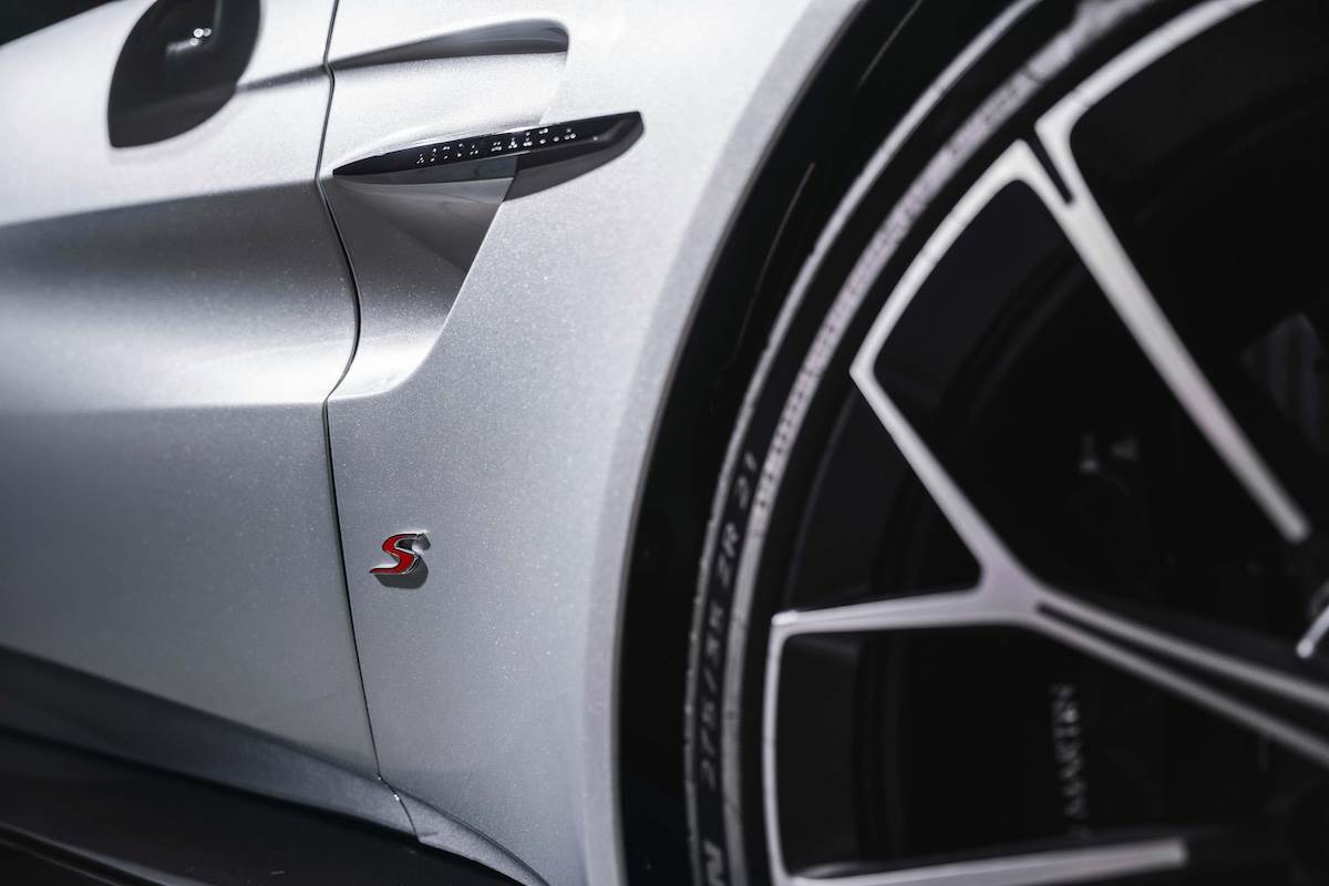 車側專屬「S」字樣以低調內斂的黃銅鑄造徽飾呈現，紅色區域採用琺瑯工藝填色，並搭配亮面或深色鍍鉻外框。（圖／永三提供）