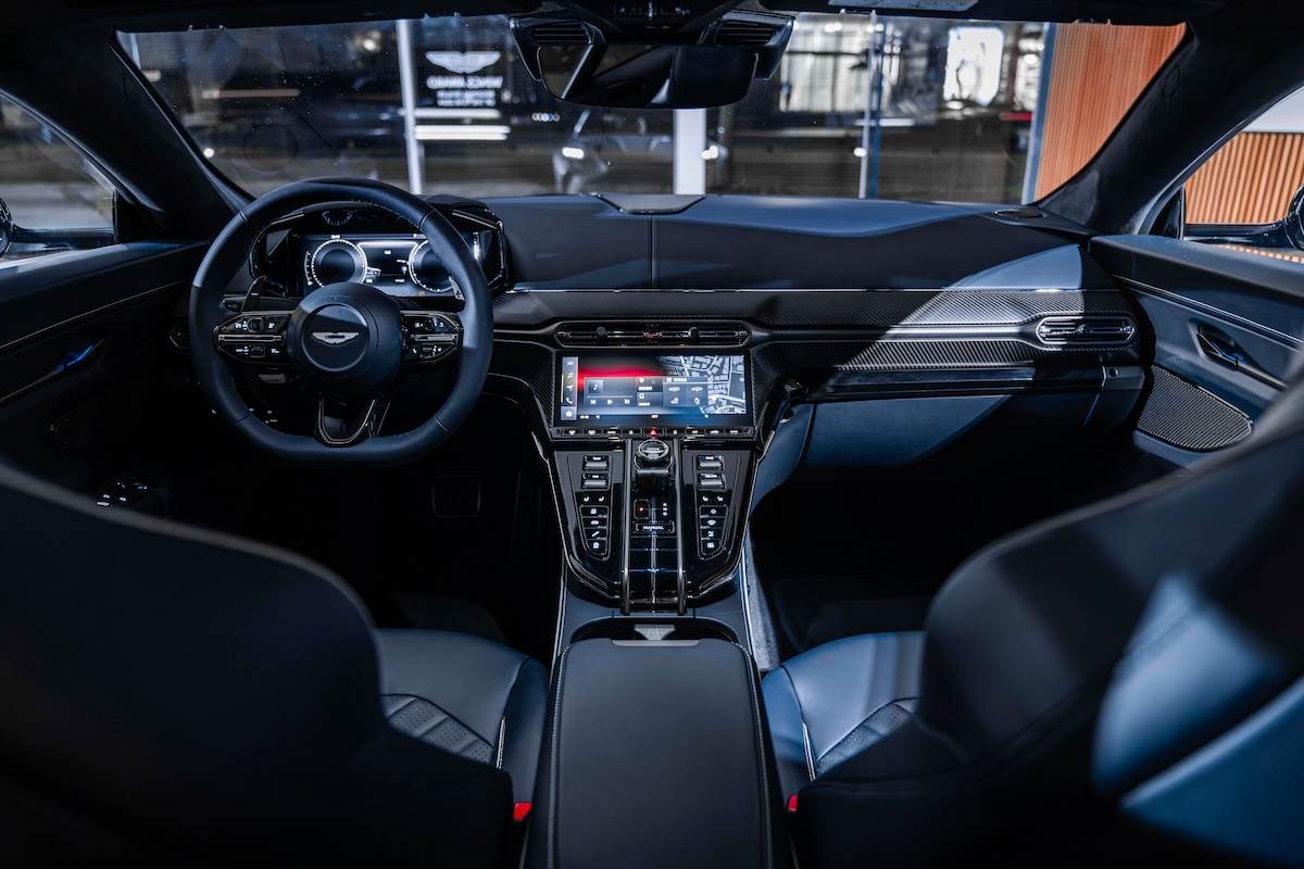 內裝延續S車型專屬設計語彙，標配由Alcantara與真皮共同構成的Accelerate極速座艙配置輔以碳纖維飾板。（圖／永三提供）