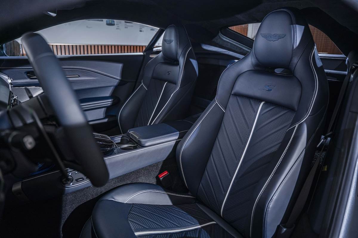 座椅頭枕飾以專屬「S」字樣刺繡，每一組刺繡需耗費近2,500針、超過16公尺絲線。（圖／永三提供）