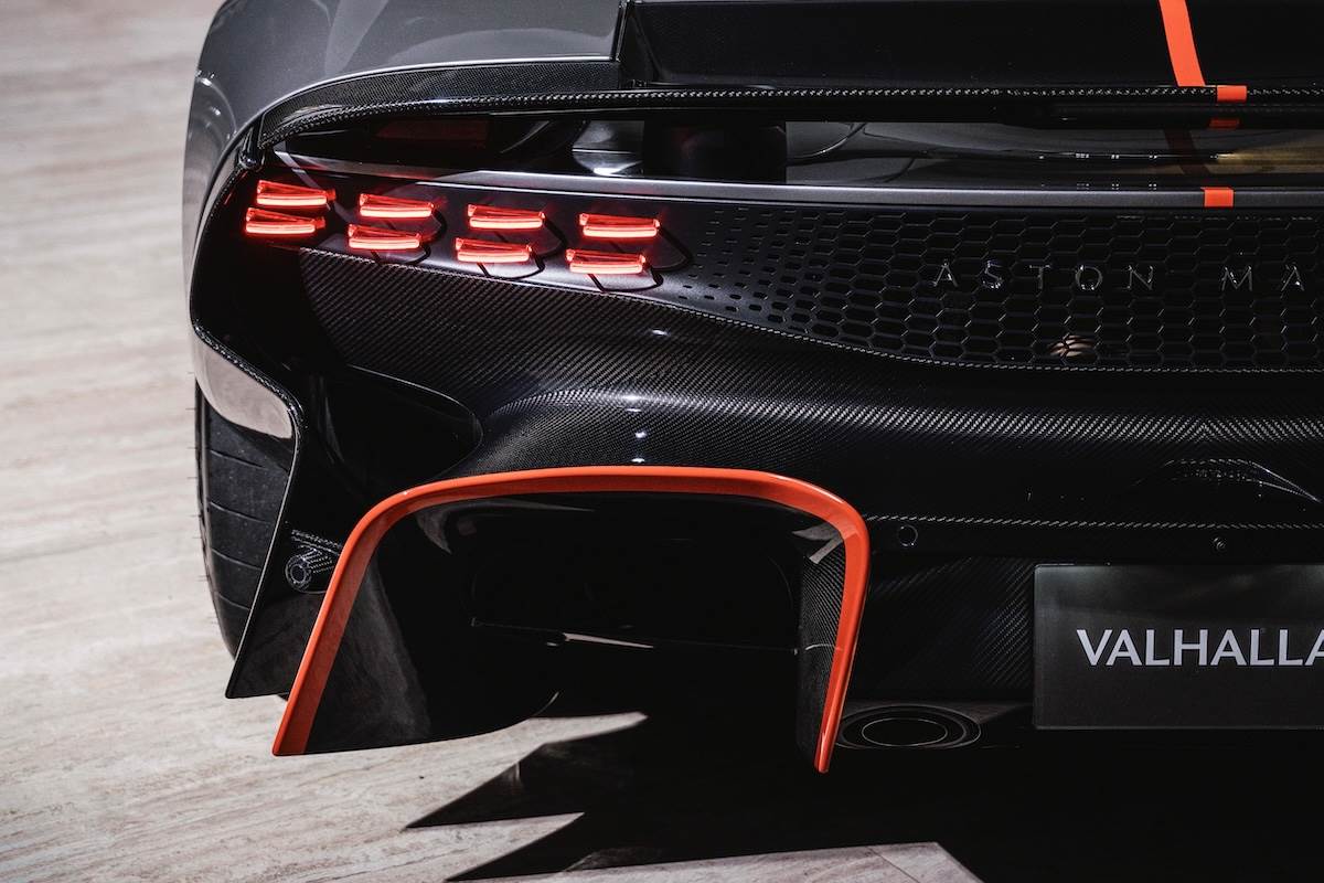 本次展出的Valhalla選配多項專屬客製化細節，包含Q by Aston Martin Spirit Silver活力銀漆色、活躍橘外觀塗裝。（圖／永三提供）