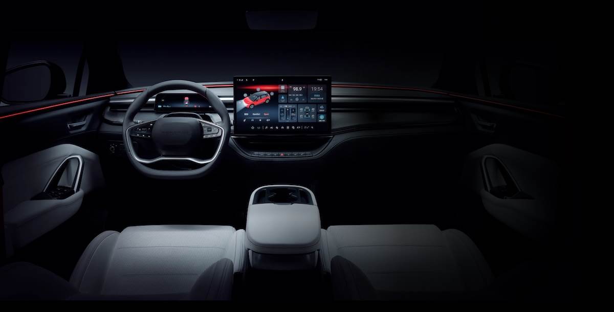 車內利用9.2吋長方形的數位儀表，搭配15.6吋的全尺寸中控螢幕，創造出近年強調的智慧座艙。（圖／Foxtron官網）