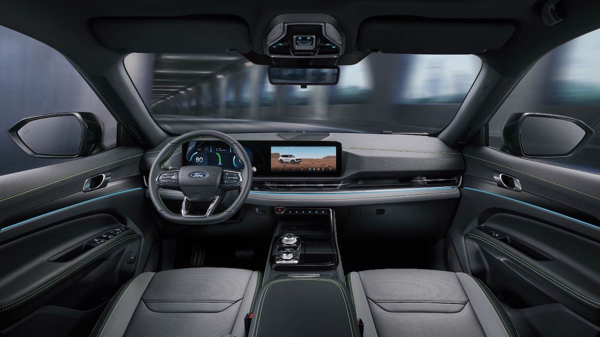 車室內部配置雙前座電動通風座椅及雙12.3吋一體式懸浮數位螢幕，內建品牌最新Vision Plus科技系統。（圖／福特六和提供）