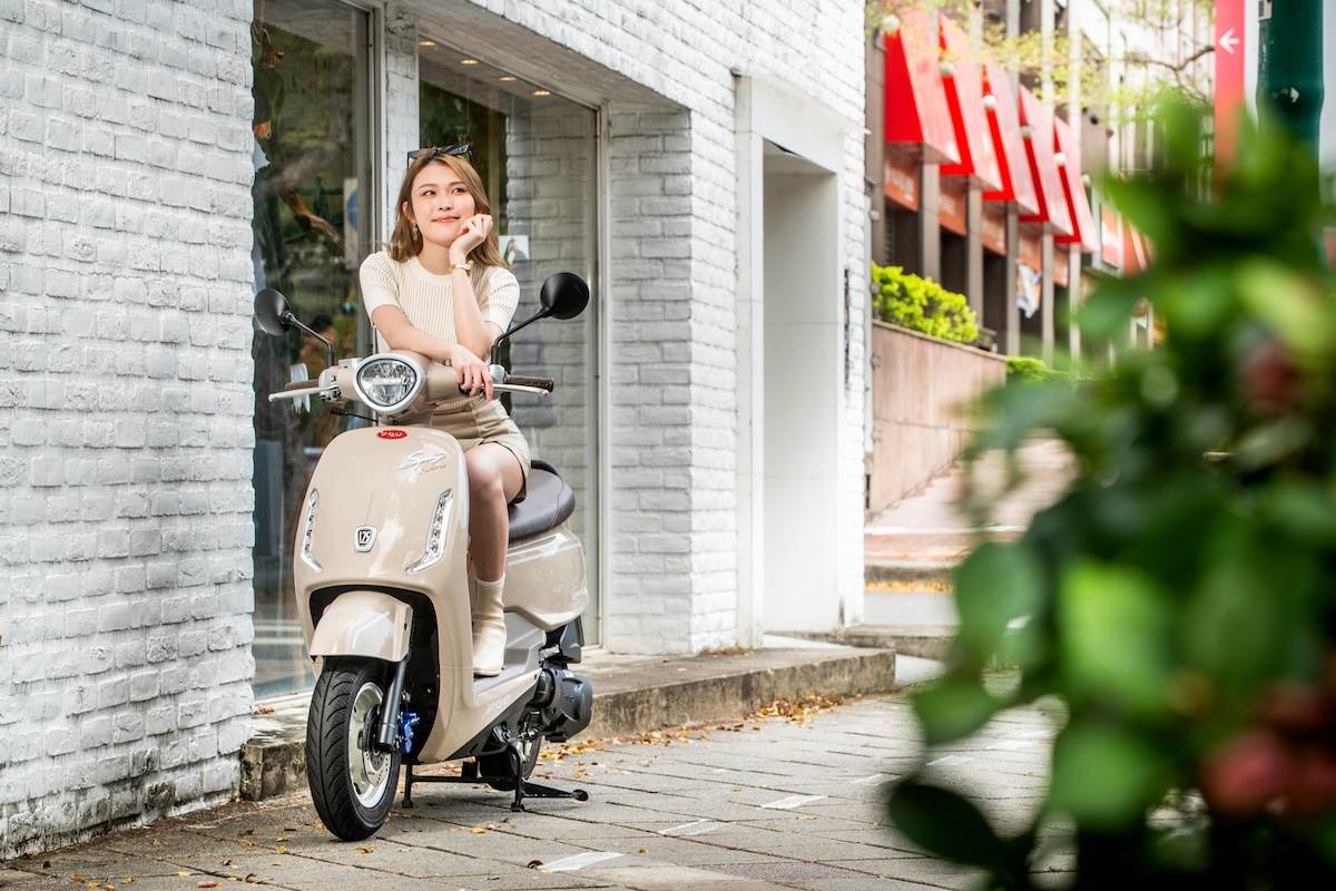 Spring 125採用低座高設計，讓身材嬌小的騎士也能輕鬆雙腳著地。（圖／PGO提供）