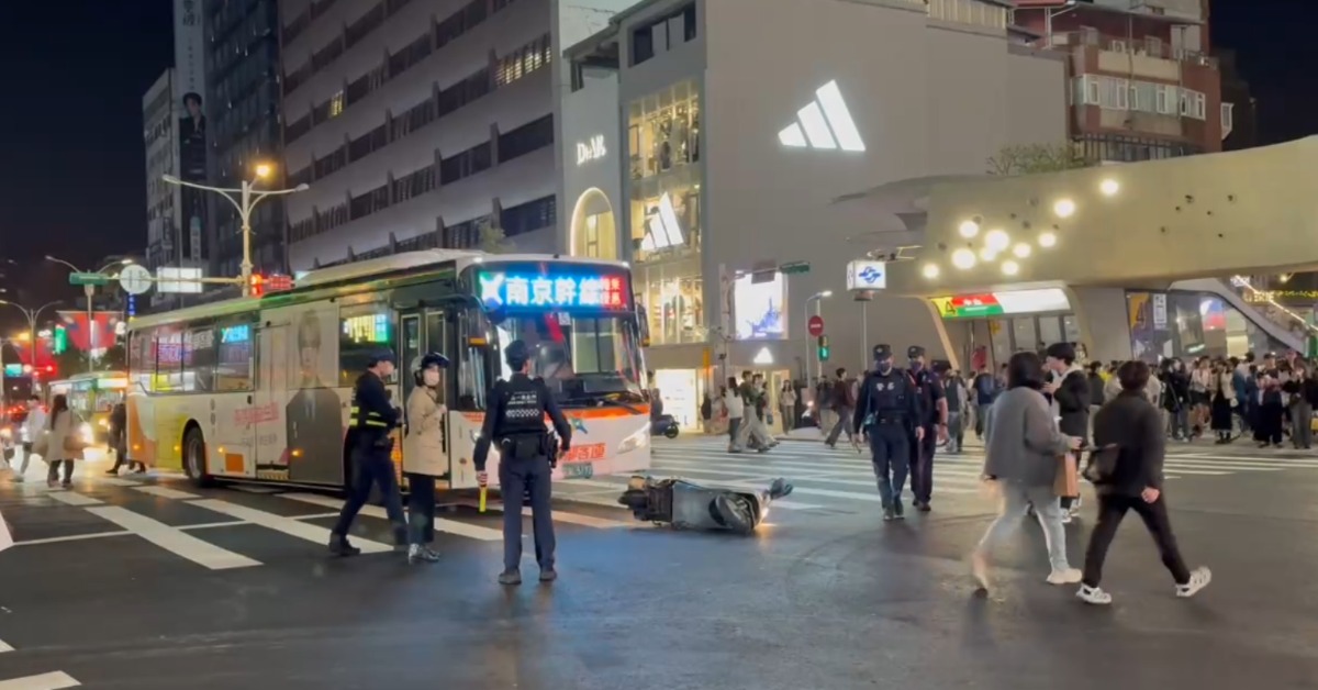 誠品南西百貨外發生車禍。（圖／東森新聞）