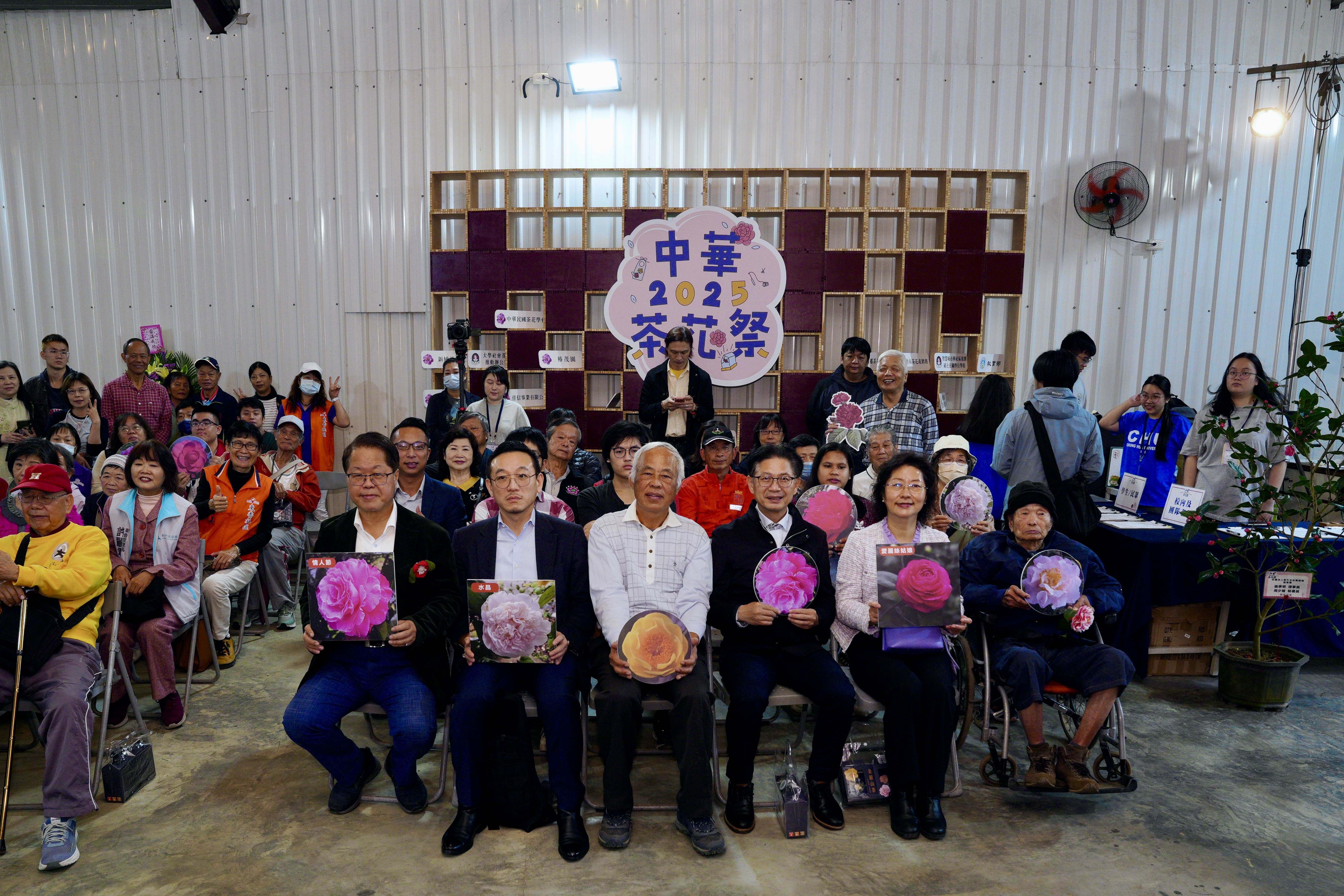 中華大學攜手新竹地區的茶花園，實踐大學社會責任，推廣茶花文化。（圖／中華大學提供）