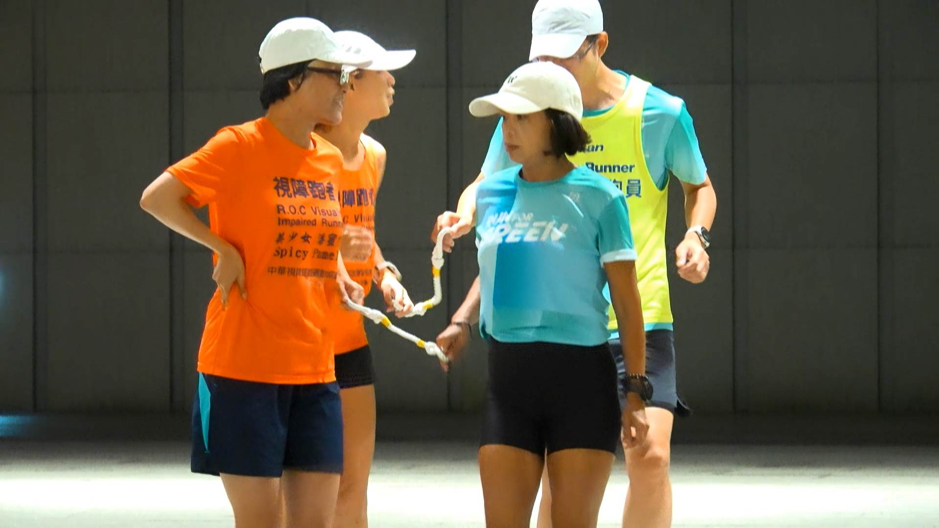 富邦金控號召355名員工投入臺北馬拉松志工與視障陪跑行列，以實際行動展現企業對運動永續與社會關懷的承諾。（圖／東森新聞）