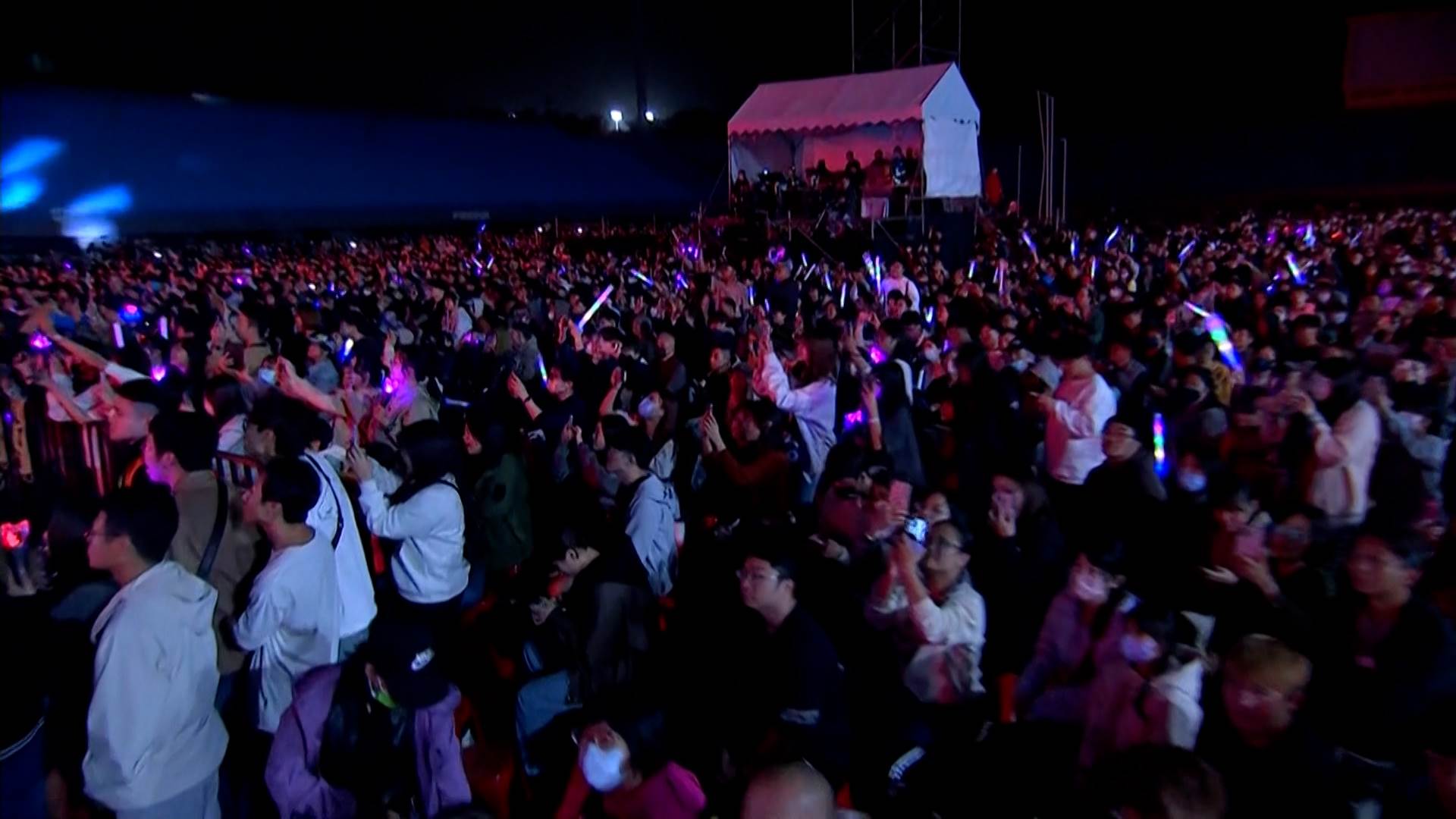 彰化歲末演唱會邀集9組國、台語歌手及重量級樂團輪番演出，以跨世代歌曲串起觀眾的共同回憶。（圖／東森新聞）