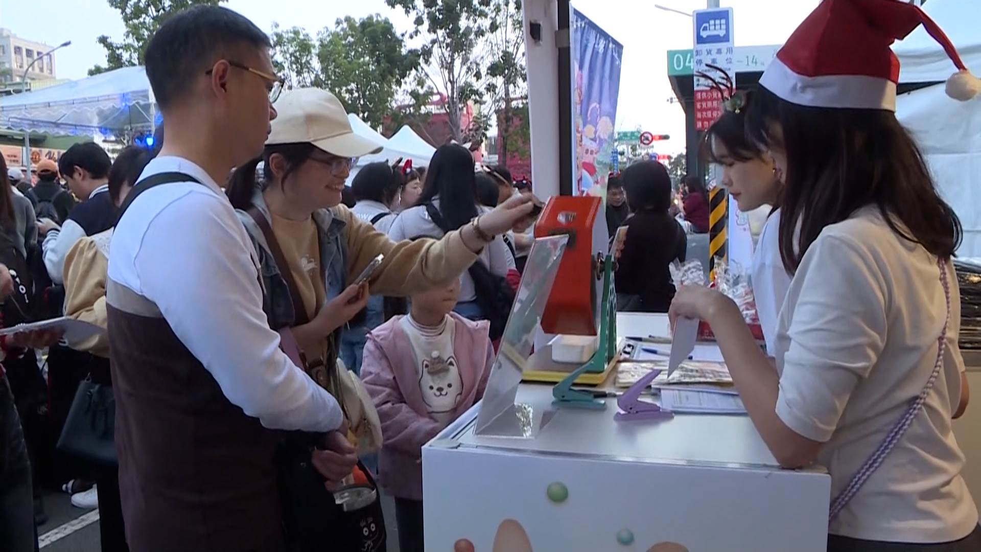 現場一連串的闖關遊戲，闖關成功集章就能兌換聖誕禮物。（圖／東森新聞）
