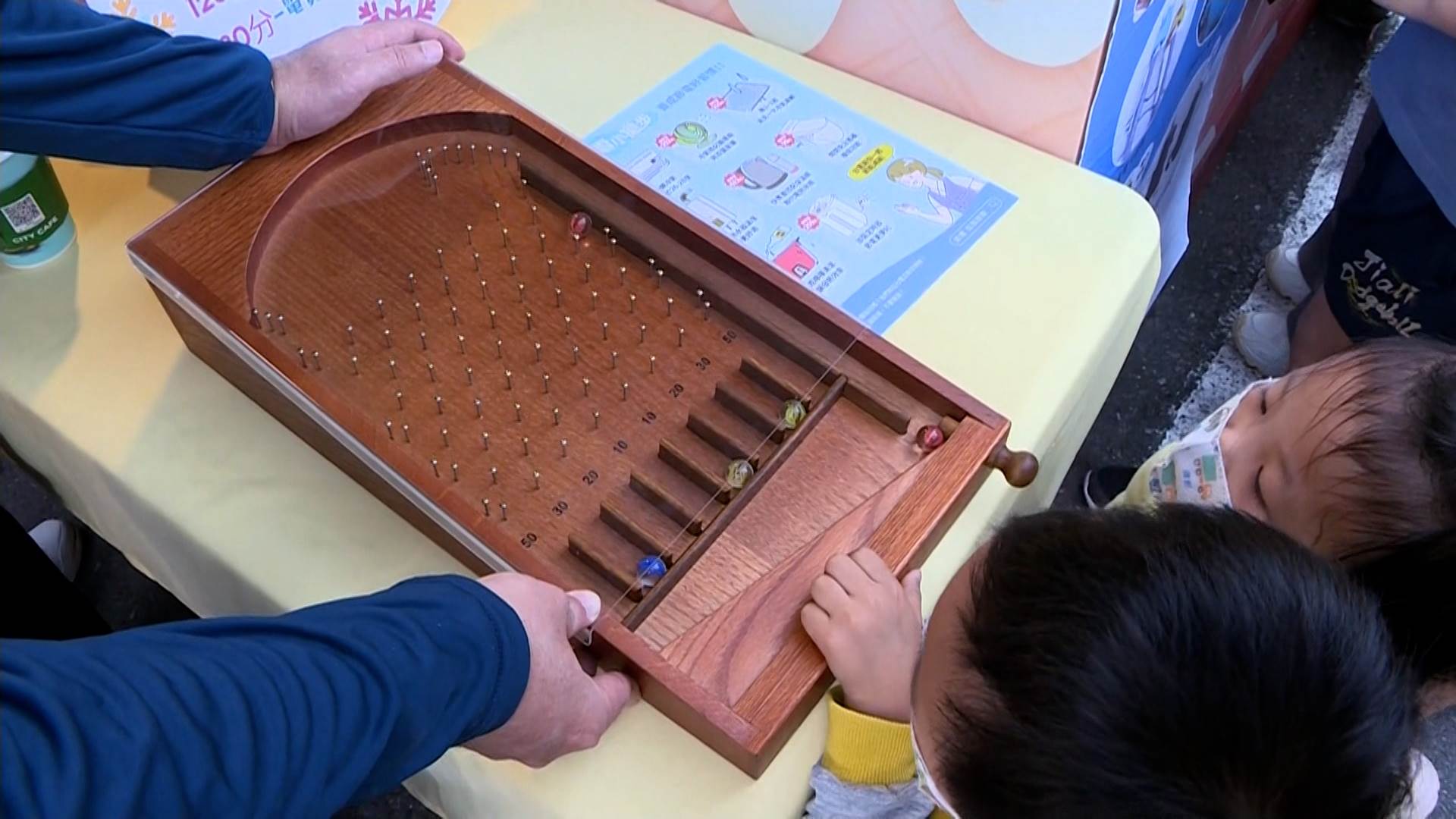 打彈珠打到指定分數，就能拿到小禮物，家長和小朋友都來排隊，迎接聖誕節。。（圖／東森新聞）