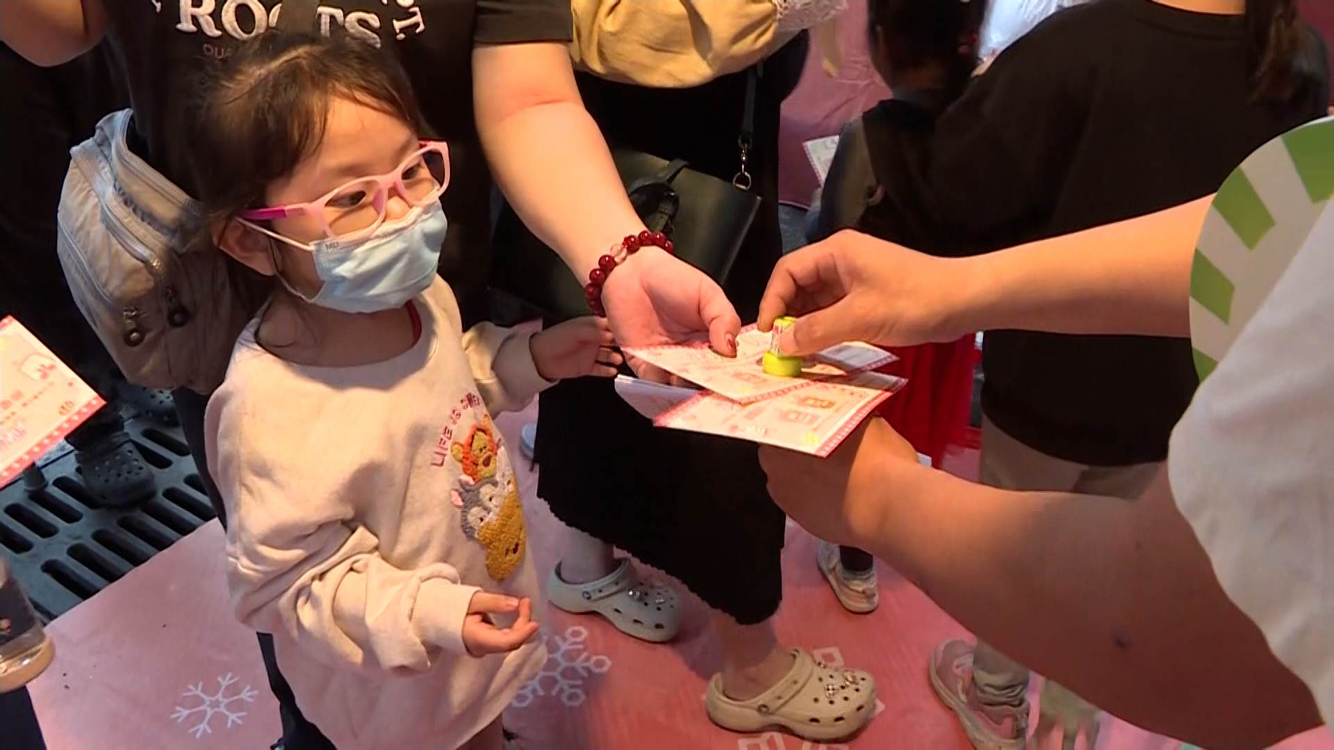 節電列車開到海安商圈，闖關遊戲相當有趣，民眾都搶著體驗。（圖／東森新聞）