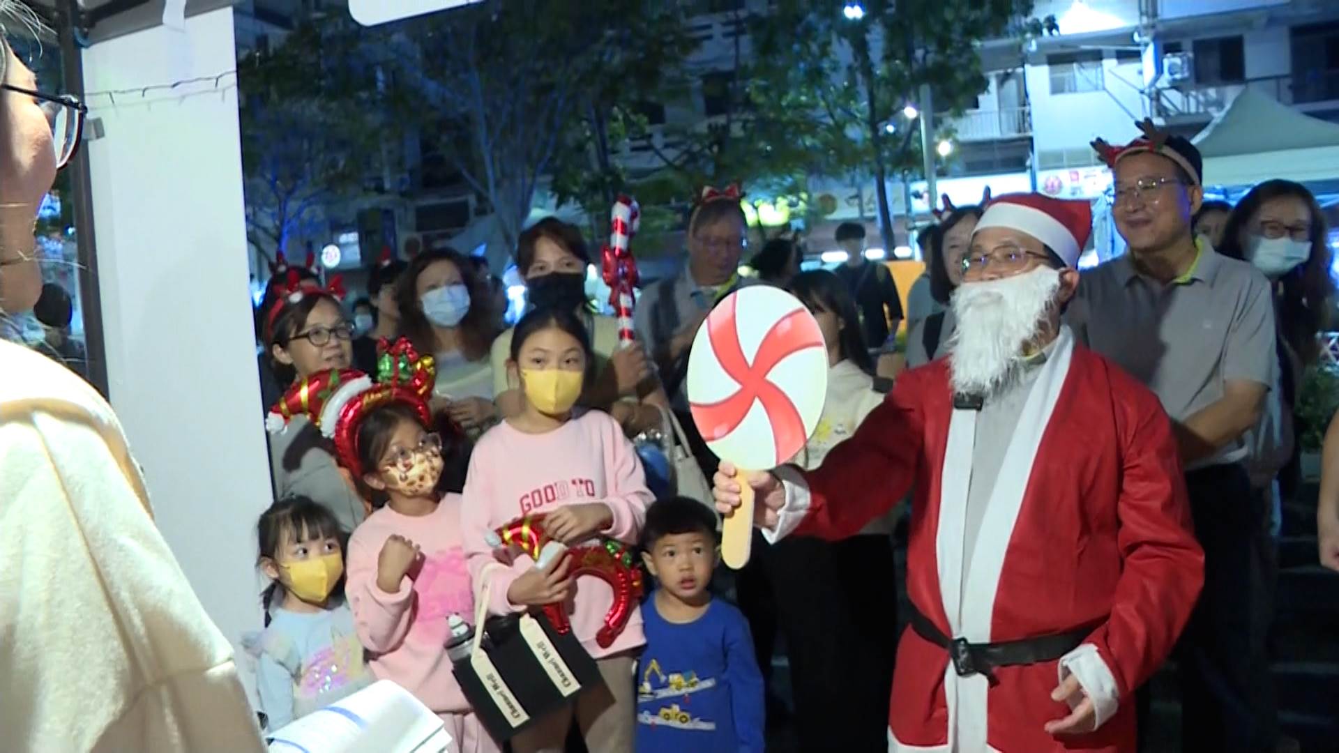 台電副總經理陳銘樹表示，配合海安聖誕節的活動，把節電列車開到這邊來。（圖／東森新聞）
