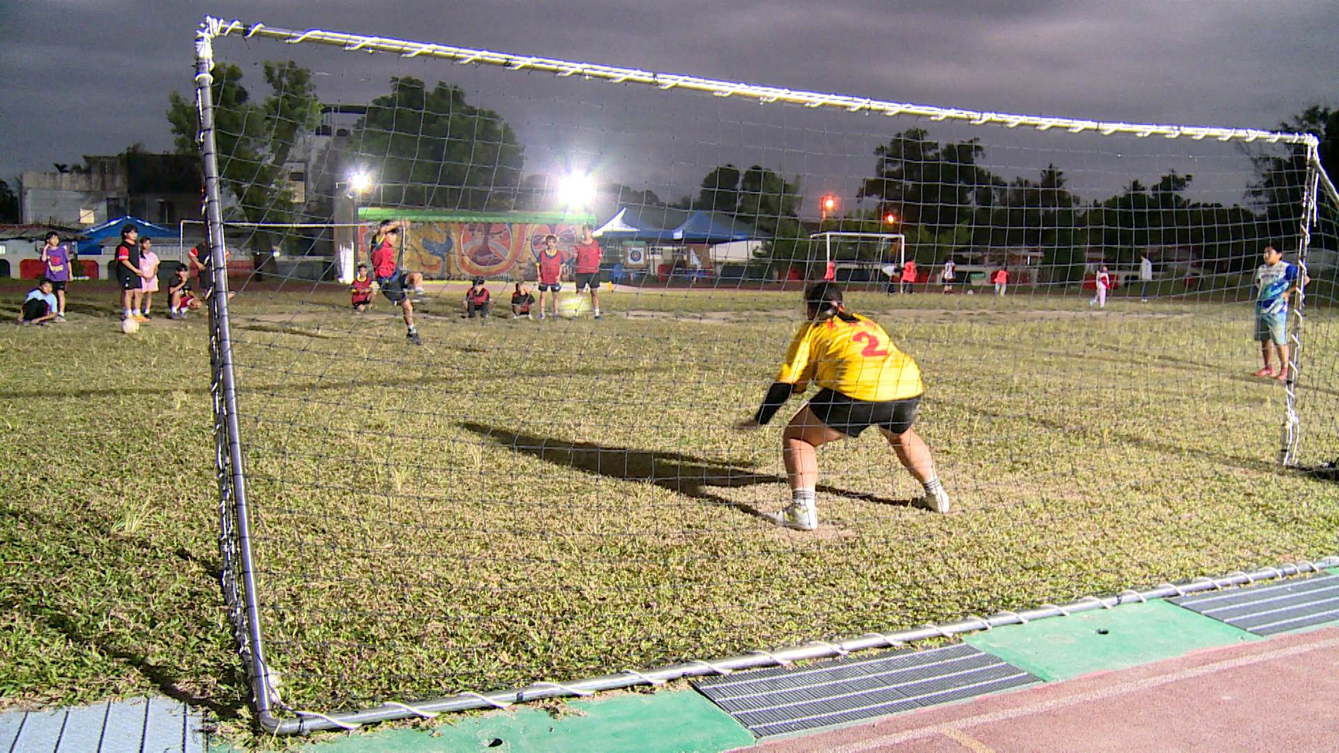 永德生技提供的營養補充計畫，孩子身材有了改變，在球場上也更有自信。（圖／東森新聞）