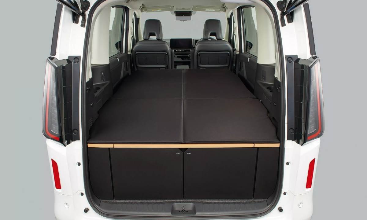 日產同時推出了數種生活機能取向的車型配置，Multi Box車型可以讓後方變成一整片床。（圖／日產提供）