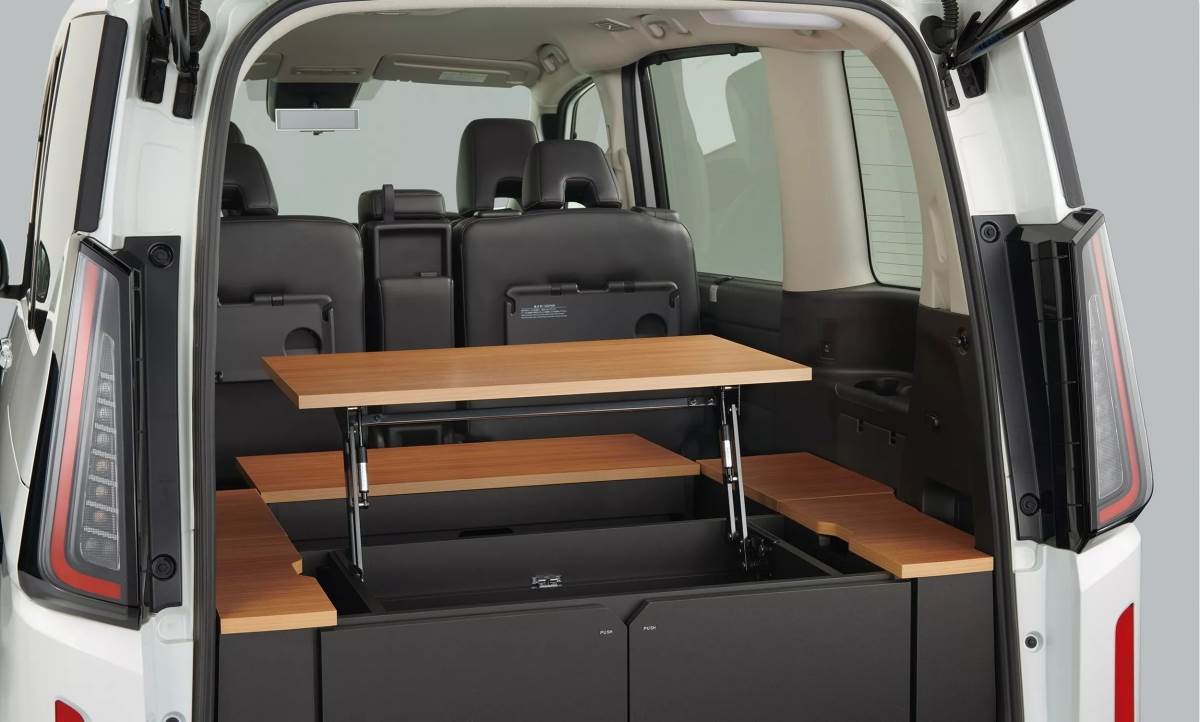 Multi Box版本可讓後方空間當作座椅或野餐桌。（圖／日產提供）