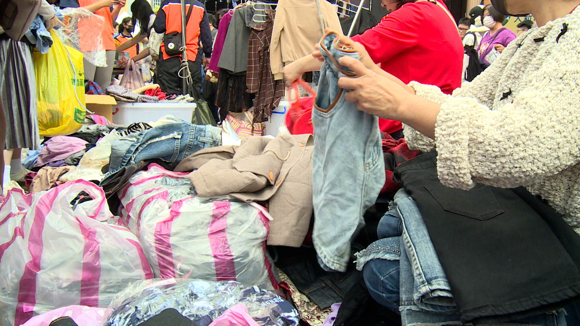 充滿回憶的二手物品循環再利用,獲得市民朋友熱烈支持。(圖/東森新聞)
